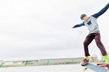 Genç bir gencin, bir kaykaycı bir skatepark korkuluk üzerinde bir hile yok. Gençlik spor kentsel kültür kavramı