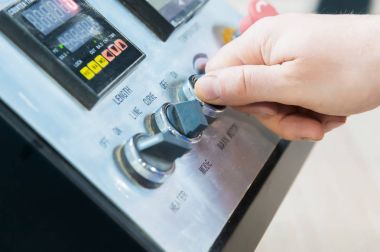 Yakın çekim gerçek erkek marangozlar değil bakımlı eller soyulmuş dekoratif bant kenarına kenar keserek Mobilya Sunta ayrıntılarını bitirmek tamamlar. ,