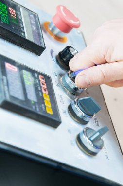 Yakın çekim gerçek erkek marangozlar değil bakımlı eller soyulmuş dekoratif bant kenarına kenar keserek Mobilya Sunta ayrıntılarını bitirmek tamamlar. ,