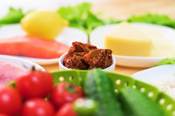 Un primer plano de los ingredientes para la preparación de la ensalada César relacionada con la cocina. Cocina casera. Comida útil y sabrosa — Foto de Stock