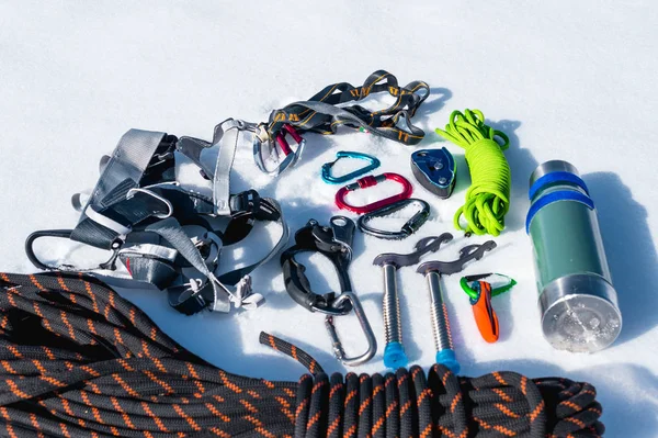 Primer plano del equipo de escalada de invierno en nieve fresca en un día soleado. Carabinas con un gazebo de cuerda y zhumar, así como otras adaptaciones al practicar montañismo de invierno. Asciende todo el año a — Foto de Stock