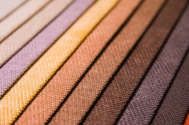 Mobilya ve giyim Döşeme renkli ve parlak kumaş örnekleri. Bir palet Tekstil soyut çizgiler farklı renkteki Close-up