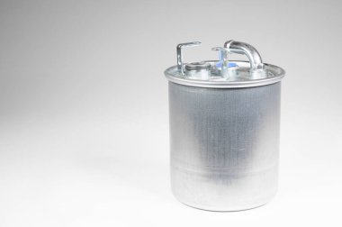 Yakıt sistemi elementi. Gri eğimli arkaplanda yeni yakıt filtresi