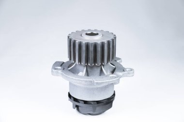 Yeni metal otomobil pompası izole edilmiş beyaz arka planda bir motor su pompasını soğutmak için. Araba motoru için yeni yedek parça kavramı
