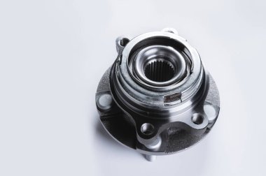 Rulmanlı Yeni Tekerlek göbek montajı. Bu bir degrade ile gri bir arka plan üzerinde araba süspansiyon bir parçasıdır. Yeni otomobil parçaları kavramı