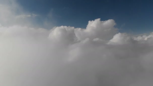 Scenisk antenn panorama av rörliga vita moln. Färdiga ramar för din text och design 4k — Stockvideo