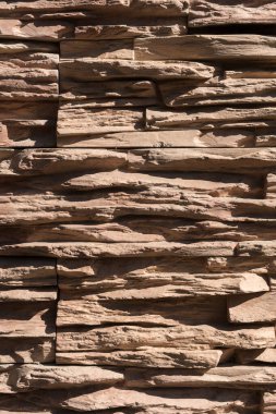Soyut bej rengi kahverengi kayrak desenli taş blok duvar dokusu arka plan ve duvar kağıdı geniş ve geniş modern taş duvar cephesi