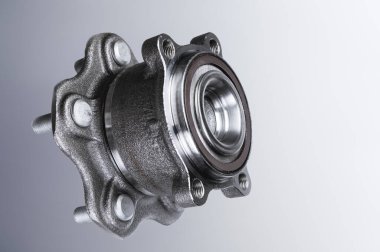 Rulmanlı Yeni Tekerlek göbek montajı. Bu bir degrade ile gri bir arka plan üzerinde araba süspansiyon bir parçasıdır. Yeni otomobil parçaları kavramı