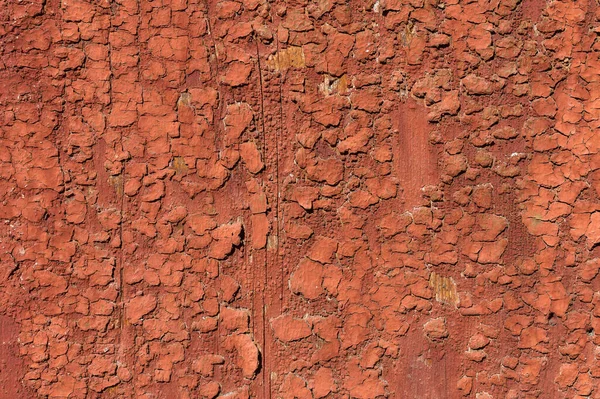 Pintura vieja y pelada Con el tiempo, la pintura roja se desprendió de las tablas viejas y la textura de la madera se agrietó. Fondo Grunge abstracto vintage — Foto de Stock