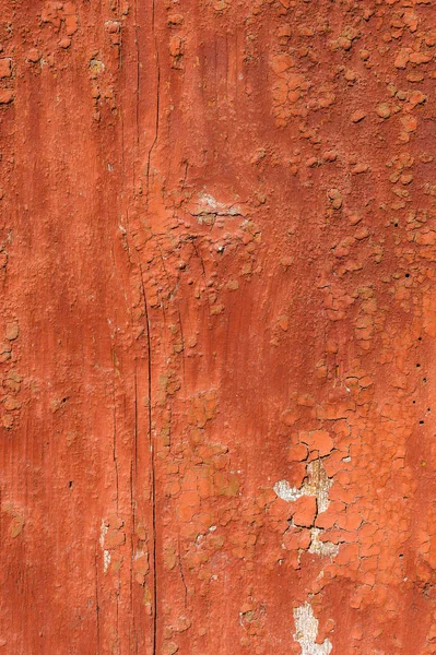 Pittura vecchia e sbucciante Nel corso del tempo, la vernice rossa si è staccata dalle vecchie tavole e la struttura del legno si è incrinata. Vintage astratto Grunge sfondo — Foto Stock