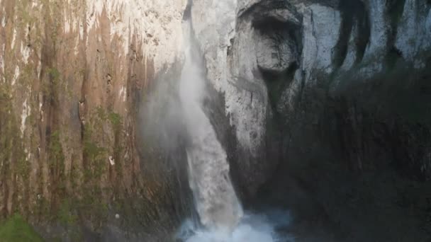 Kafkasya 'daki dik bir uçurumdan devasa bir şelalenin havadan görünüşü. Dağlarda geniş bir su akıntısına yakın çekim. Kafkas İzlanda — Stok video