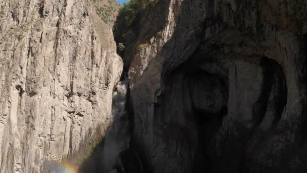 Légi felvétel egy hatalmas vízesésről egy kaukázusi szikláról. Egy közeli felvétel egy nagy vízfolyásról a hegyekben. Izland kaukázusi — Stock videók