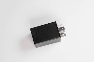 Yeni siyah elektrik yedek bobin gücü gri gradyan arka planda manyetik kontak 12v yedek parça