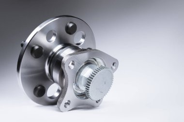 Rulmanlı Yeni Tekerlek göbek montajı. Bu bir degrade ile gri bir arka plan üzerinde araba süspansiyon bir parçasıdır. Yeni otomobil parçaları kavramı