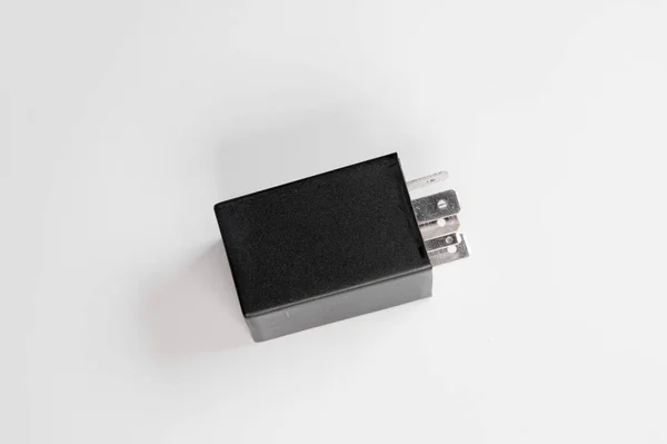 Nieuwe zwarte elektrische hulpspoel relais magneetcontact 12v auto-onderdelen op grijze helling achtergrond — Stockfoto