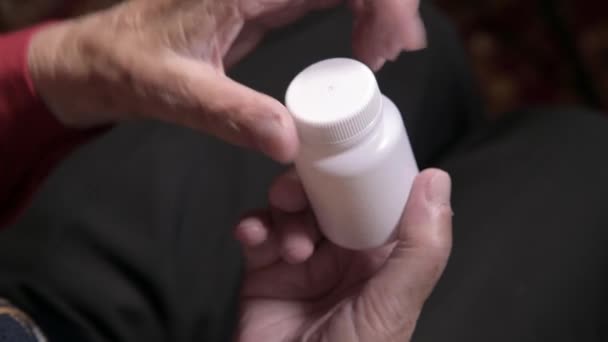 Mani di una donna anziana che apre un barattolo bianco con capsule e vitamine omega-3. Salute concetto integratori pillole e vitamine — Video Stock