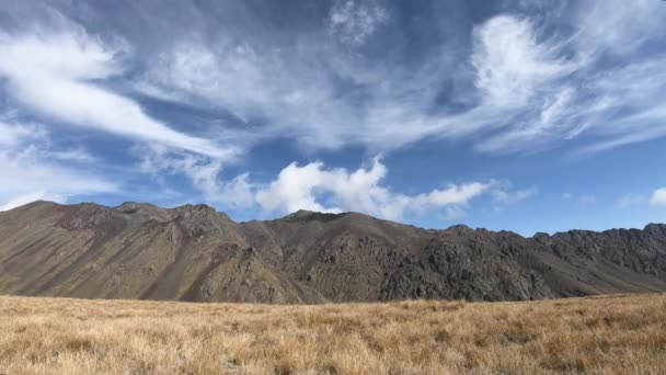 Time lapse of clouds flowing across the blue sky over the snowy tops of the mountains, Georgia, Caucasus. Mountain valley, nature of Georgia, Kazbegi. Clouds in rocky mountains — Stock Video