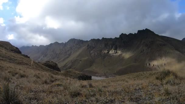 Tijdsverloop van wolken die door de blauwe lucht stromen over de besneeuwde toppen van de bergen, Georgië, de Kaukasus. Bergvallei, natuur van Georgië, Kazbegi. Wolken in rotsachtige bergen — Stockvideo