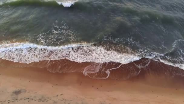 Luftaufnahme eines tropischen Strandes bei Sonnenuntergang, der am Abend Luftaufnahmen zeigt, wie grüne schäumende Meereswellen auf die Küste krachen. Ansicht von oben ohne Menschen — Stockvideo