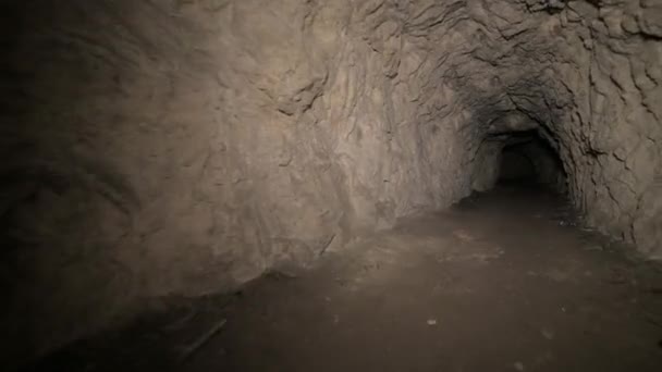 宇宙学人工洞穴黑暗隧道在地下开挖. 金属和岩石萃取用的老字号 — 图库视频影像
