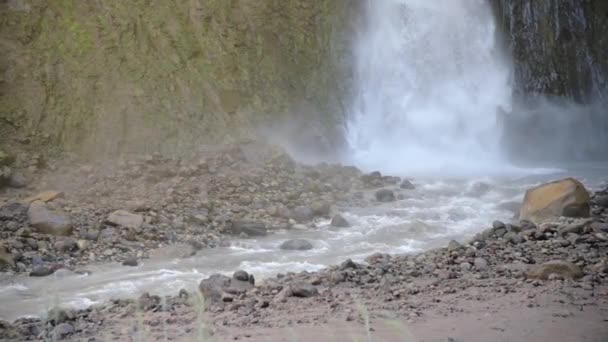 Närbild av ett stort vattenfall i ett stenigt bergsområde. Slow motion droppe vatten från en hög höjd. Begreppet vattenbrist och ekologi — Stockvideo