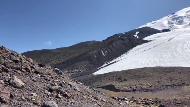 Panoráma az Elbrus hegy a felföld az Észak-Kaukázus, ahol a hegyek sziklák ég és gleccser — Stock videók