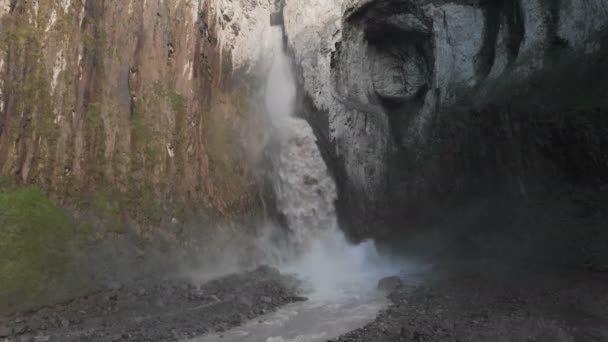 Luchtfoto van een enorme waterval vanaf een steile klif in de Kaukasus. Close shot van een grote waterstroom in de bergen. Kaukasisch IJsland — Stockvideo