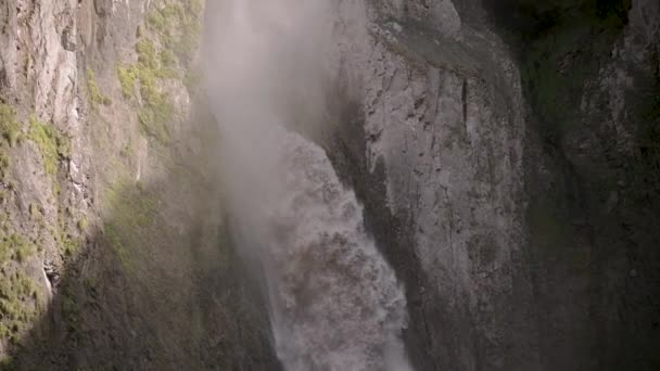 Gros plan d'une grande chute d'eau dans une région montagneuse rocheuse. Goutte d'eau au ralenti d'une grande hauteur. Concept de pénurie d'eau et d'écologie — Video