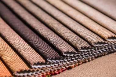 Mobilya ve giyim Döşeme renkli ve parlak kumaş örnekleri. Bir palet Tekstil soyut çizgiler farklı renkteki Close-up