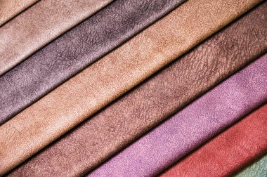 Mobilya ve giysi döşemelerinin renkli ve parlak kumaş örnekleri. Farklı renklerdeki tekstil soyut çapraz çizgilerinin paletinin yakın plan görüntüsü