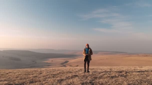 Luchtfoto Man bestuurt schuttersdrone. Prachtig uitzicht landschap. Herfst, Kaukasus, zonsondergang — Stockvideo