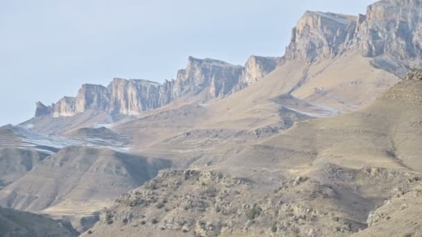 Dağların, tepelerin ve dağların arasındaki kır yolundaki güzel manzara. Kuzey Kafkasya — Stok video