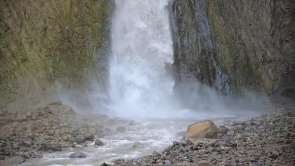 Nahaufnahme eines großen Wasserfalls in einer felsigen Bergregion. Wassertropfen in Zeitlupe aus großer Höhe. Wasserknappheit und ökologisches Konzept — Stockvideo