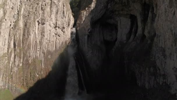 Légi felvétel egy hatalmas vízesésről egy kaukázusi szikláról. Egy közeli felvétel egy nagy vízfolyásról a hegyekben. Izland kaukázusi — Stock videók