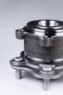 Rulmanlı Yeni Tekerlek göbek montajı. Bu bir degrade ile gri bir arka plan üzerinde araba süspansiyon bir parçasıdır. Yeni otomobil parçaları kavramı