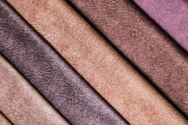 Mobilya ve giysi döşemelerinin renkli ve parlak kumaş örnekleri. Farklı renklerdeki tekstil soyut çapraz çizgilerinin paletinin yakın plan görüntüsü