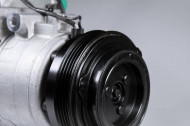 Gri arkaplanda yeni bir klima kompresörü