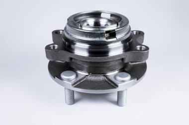 Rulmanlı Yeni Tekerlek göbek montajı. Bu bir degrade ile gri bir arka plan üzerinde araba süspansiyon bir parçasıdır. Yeni otomobil parçaları kavramı