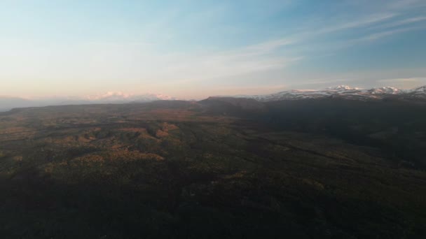 Disparos con drones. Paisaje forestal, montañas, pueblo urbano. Puesta del sol, Cáucaso . — Vídeos de Stock