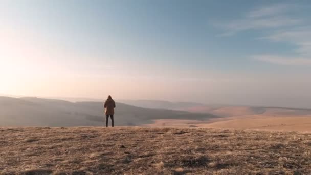 Luchtfoto Man bestuurt schuttersdrone. Prachtig uitzicht landschap. Herfst, Kaukasus, zonsondergang — Stockvideo