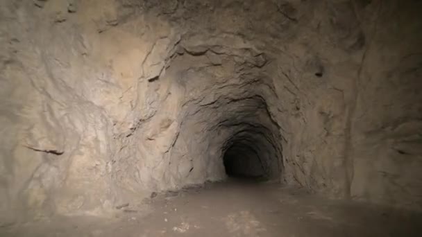 Barlangkutatás mesterséges barlang sötét alagút ásatás a föld alatt. Régi adit fém és kő kitermelésére — Stock videók
