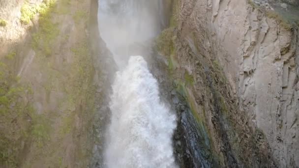 Close-up van een grote waterval in een rotsachtig berggebied. Trage beweging druppel van water van een grote hoogte. Waterschaarste en ecologie — Stockvideo