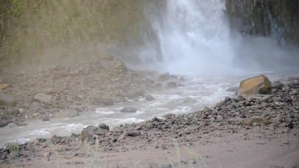 在多岩的山区的一个大瀑布的闭塞。 从很高的地方缓缓滴下的水. 缺水和生态概念 — 图库视频影像