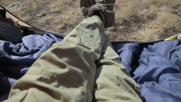 Homem turístico leva vídeo close-up de pés, bela vista das montanhas da tenda . — Vídeo de Stock