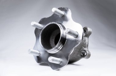 Rulmanlı Yeni Tekerlek göbek montajı. Bu bir degrade ile gri bir arka plan üzerinde araba süspansiyon bir parçasıdır. Yeni otomobil parçaları kavramı