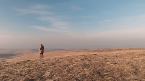 Flygfoto Man styr skytte drönare. Vacker utsikt över landskapet. Höst, Kaukasus, solnedgång — Stockvideo