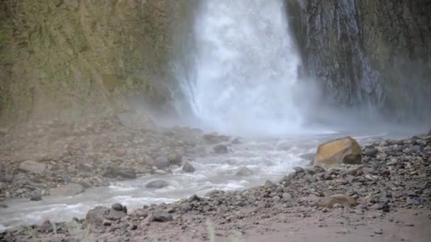 Nahaufnahme eines großen Wasserfalls in einer felsigen Bergregion. Wassertropfen in Zeitlupe aus großer Höhe. Wasserknappheit und ökologisches Konzept — Stockvideo