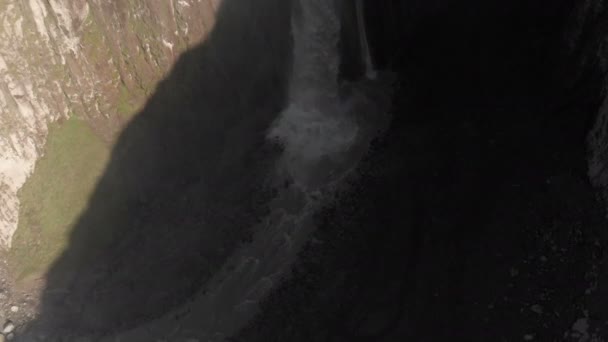 Vue aérienne d'une énorme cascade depuis une falaise abrupte dans le Caucase. Plan rapproché d'un grand ruisseau d'eau dans les montagnes. Caucasien Islande 