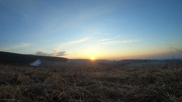 Zicht op wild veld, bos, zonsondergang, blauwe lucht. Landelijk landschap. Noord-Kaukasus. — Stockvideo