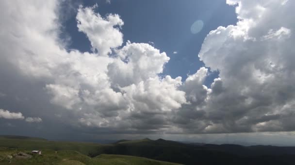 Krásný epický filmový pohled na údolí, průsmyk Gumbashi. Mraky, hory, déšť — Stock video